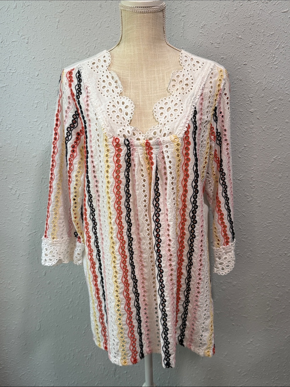Intro White Eyelet V-Neck Blouse Size‎ Large Resortwear